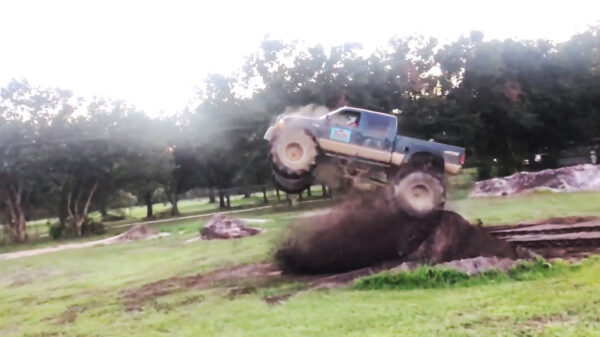Amerikaanse Stef Stuntpiloot sloopt omgebouwde pickup-truck met één sprong