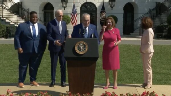 Het wekelijkse gênante moment van Joe Biden: wil nóg een keer handen schudden