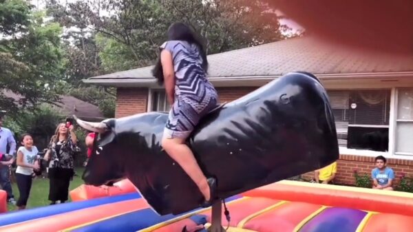 Als moedertjelief op een mechanische stier stapt komt de hele buurt kijken