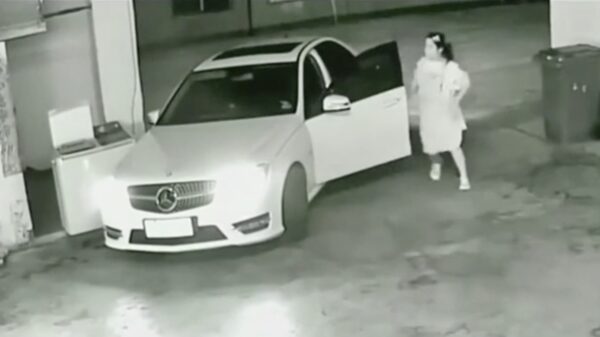 Schat, wil jij misschien even de Mercedes verplaatsen zodat ik eruit kan?