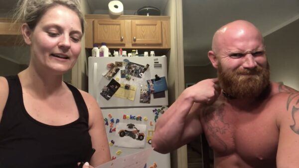 Redneck draagt "shock collar" om zijn vrouw te bewijzen hoeveel hij over hun relatie weet