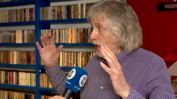 Johan Derksen haalt flink uit naar de huilende Tim den Besten bij NPO Radio 1