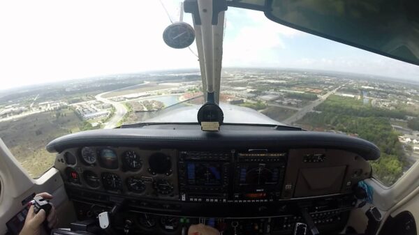 Piloot krijgt glas tegen zijn smoelwerk als vogel zijn voorruit verbrijzelt
