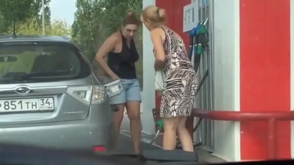 Twee niet al te snuggere dames hebben de nodige struggles tijdens het tanken