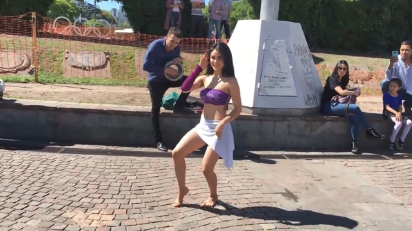 Argentijnse buikdanseres trakteert op een gratis dansje