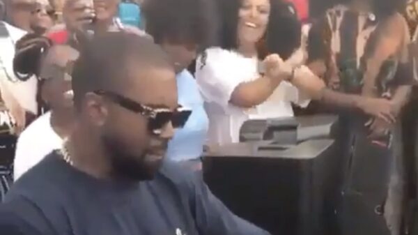 Kanye West gaat lekker op deze polka