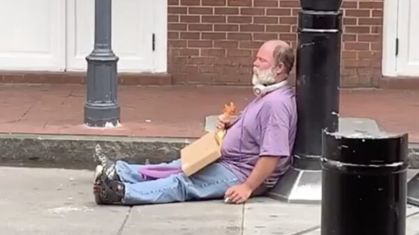 Smeerpijp speelt in het openbaar met zijn haantje