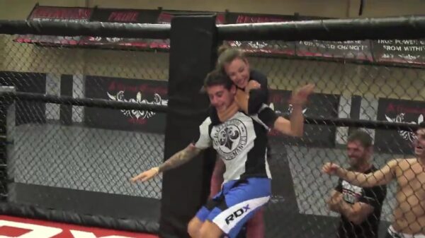 MMA-vechtster Miesha Tate wordt door vier ongetrainde jongens uitgedaagd