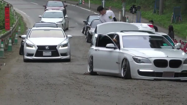 Wel eens Japanse cartuning-fanaten over 'een Belgisch wegdek' zien rijden?