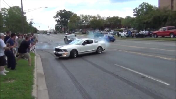 Uitslover parkeert zijn Mustang in het publiek als 'ie probeert te driften
