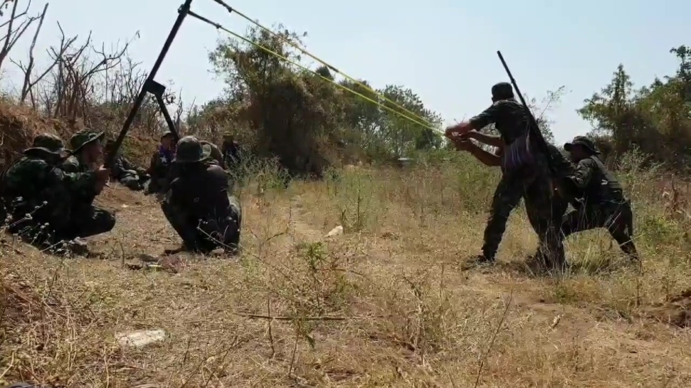Soldaten gebruiken granaatwerper in Angry Bird-stijl om Birma-soldaten te verslaan