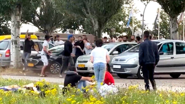 Asielzoekers gisteravond massaal op de vuist bij het aanmeldcentrum in Ter Apel