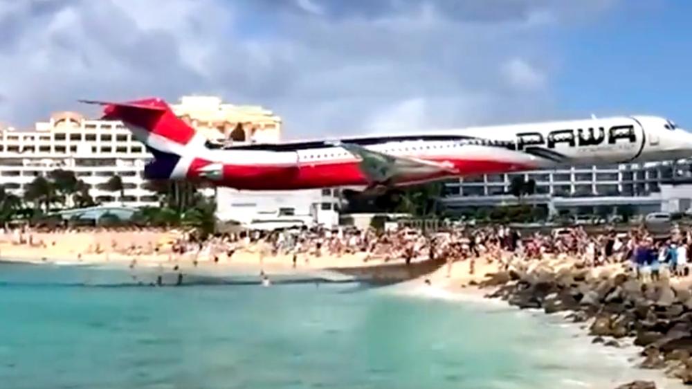 Vakantiegangers in Sint Maarten kunnen op Maho Beach een vliegtuig koppen