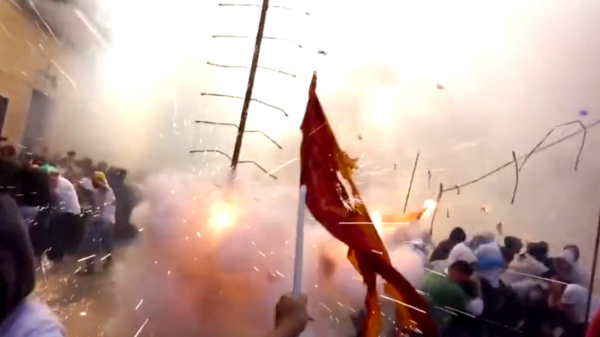 Italianen in San Severo vierden hun religieuze feestdag met waanzinnig vuurwerk