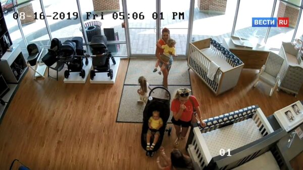 Moeder vergeet haar koter mee te nemen nadat ze een kinderwagen jat