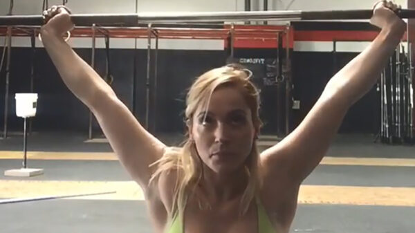 Gewichthefster weet twee indrukwekkende gewichten van de grond te tillen