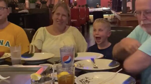 Eten vangen is duidelijk niet de specialiteit van dit kind