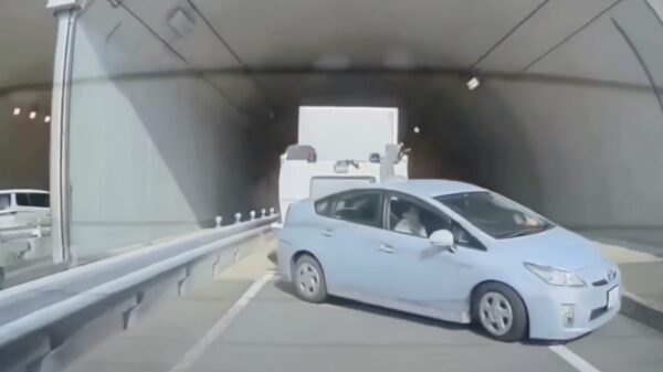 Japanse vrachtwagenchauffeur remt iets te hard en verliest controle over zijn cabine