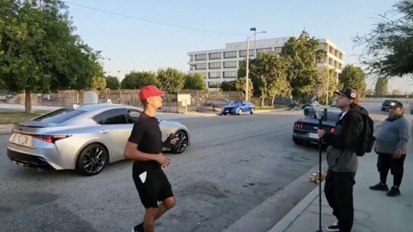 Stoere bink wilde niet gefilmd worden en probeert telefoon te jatten