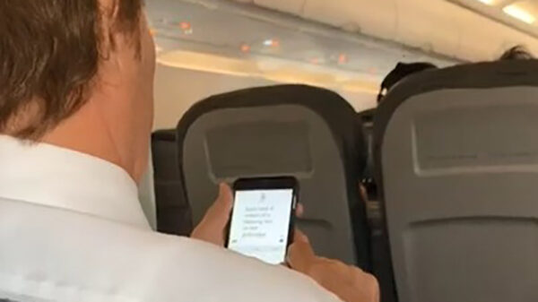 Piloot betrapt op intiem WhatsApp-gesprek