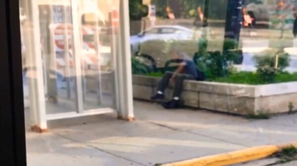 Man is zo belachelijk dronken dat opstaan zijn mission impossible is