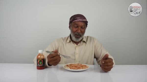 Pakistaanse stamleden proberen gigantisch hete saus 'Da Bomb'