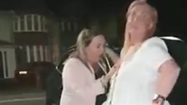 Dronken dropjes komen thuis van het stappen