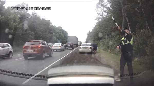 Russische politieagent kan na 'soort van' optreden deze kettingbotsing niet voorkomen