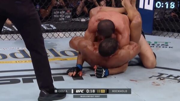 Bizarre actie van oud-kampioen Luke Rockhold die tegenstander met bloed besmeurt