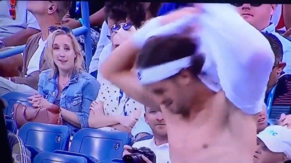 Vrouw duidelijk onder de indruk als tennisser Feliciano López zijn shirt uittrekt