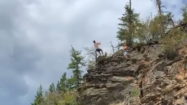 Backflip van hoge klif eindigt met spectaculaire klapper