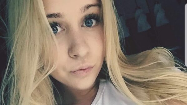 Hoogblonde dame is ontzettend trots op haar klassieke motorfiets