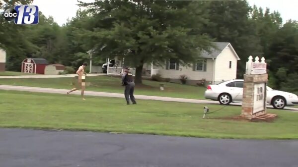 3-voudig moordenaar gaat poedeltjenaakt op de vlucht voor de politie