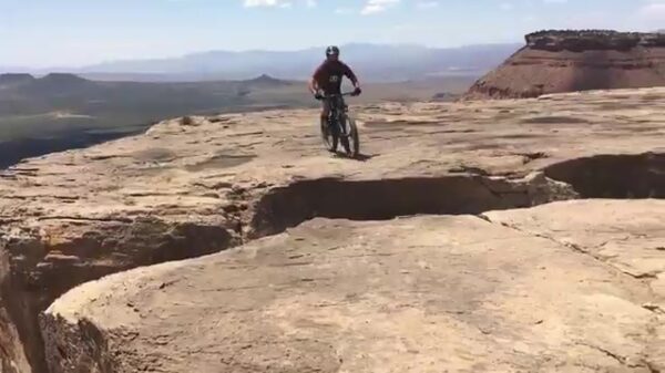 MTB-stunter valt op een haar na nét niet in een ravijn
