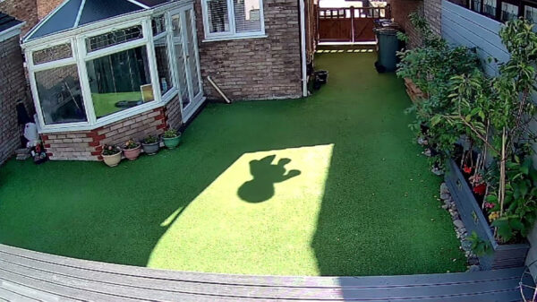 Smeerlap dankzij beveiligingscamera betrapt als hij stiekem naar binnen gluurt