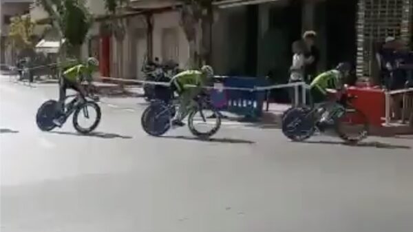 Ploegbaas kan wielrenners tijdens de tijdrit niet bijhouden