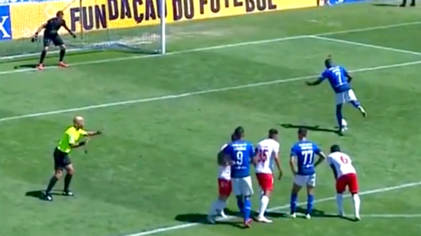 De Portugese voetballer Jardel gooit er een Squid Game-achtige penalty uit
