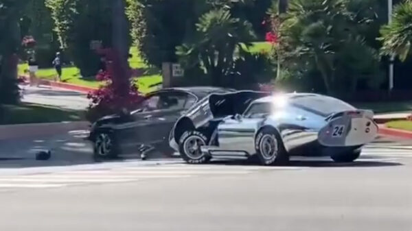 Patser rijdt zijn peperdure Shelby Cobra Daytona in de prak
