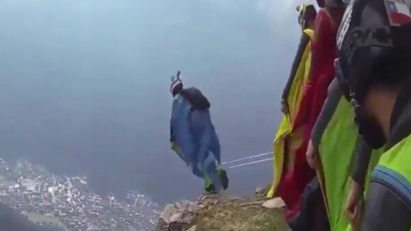 Groep wingsuiters springt als ware Lemmings achter elkaar de berg af