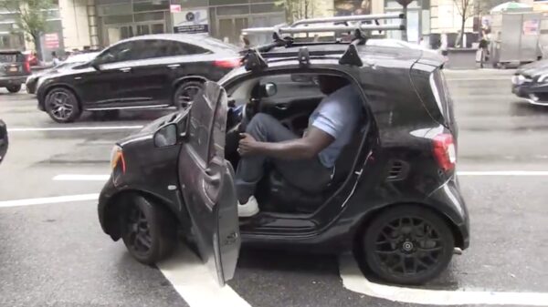 Big Pimpin: boomlange Shaq vouwt zich in een veel te kleine Smart