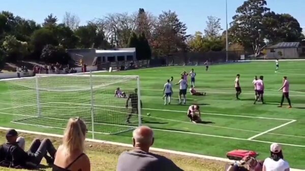 Verdediger maakt de meest lullige eigen goal aller tijden