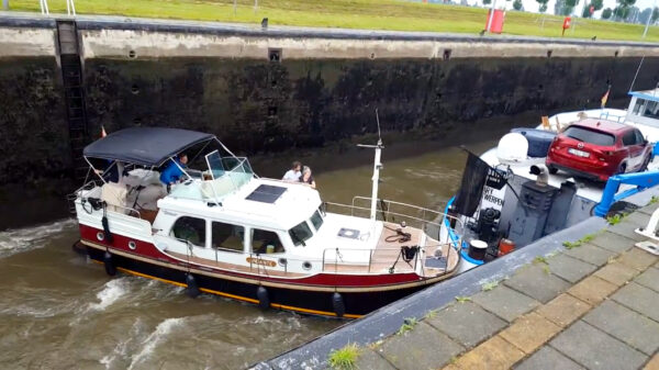 Voor de eerste keer een een sluis binnen varen blijkt nog knap lastig te zijn