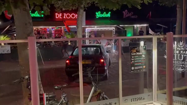 Geschifte bestuurder knalt na ruzie met zijn auto een terras in Renesse op
