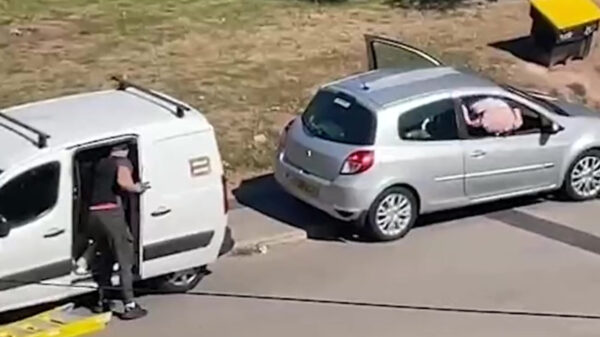 Gereedschapsdief trakteert getuigen vanuit zijn auto op een bijzonder onaangenaam uitzicht