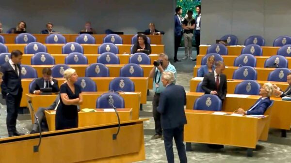 Meningen volop verdeeld over het niet hand schudden na maidenspeech FVD'er Ralf Dekker