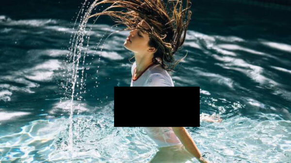 Het bewijs dat elke dame een simpel wit shirtje in de kast moet hebben