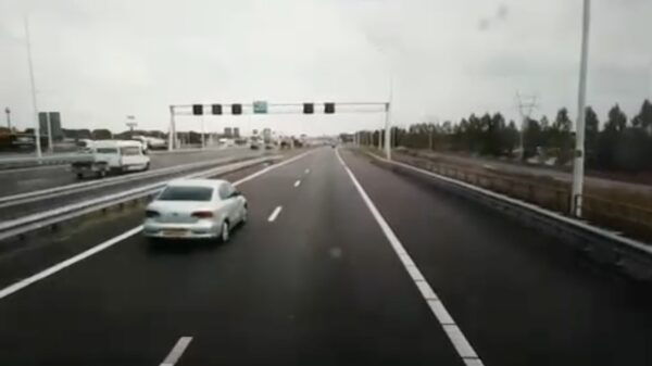 Aanhanger schiet los op de A15 en ramt bijna auto van de weg