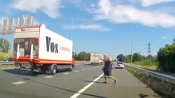 Agenten trekken man van de weg die ineens de A65 wil oversteken