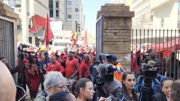 EFF-supporters scanderen "Dood de boer!" bij het Hooggerechtshof in Johannesburg