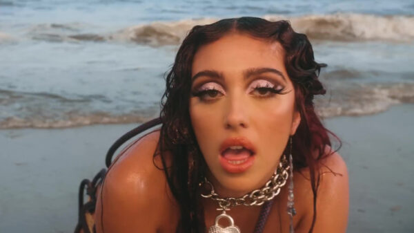 Dochter van Madonna krioelt in haar eerste videoclip over je beeldscherm